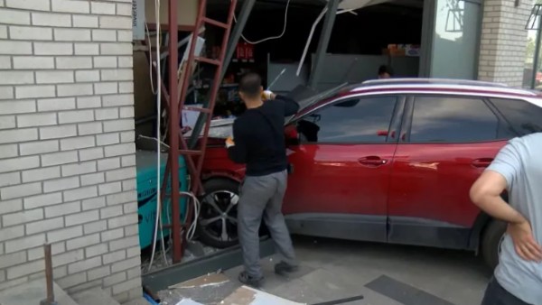 İstanbul'da kontrolden çıkan araç markete girdi...